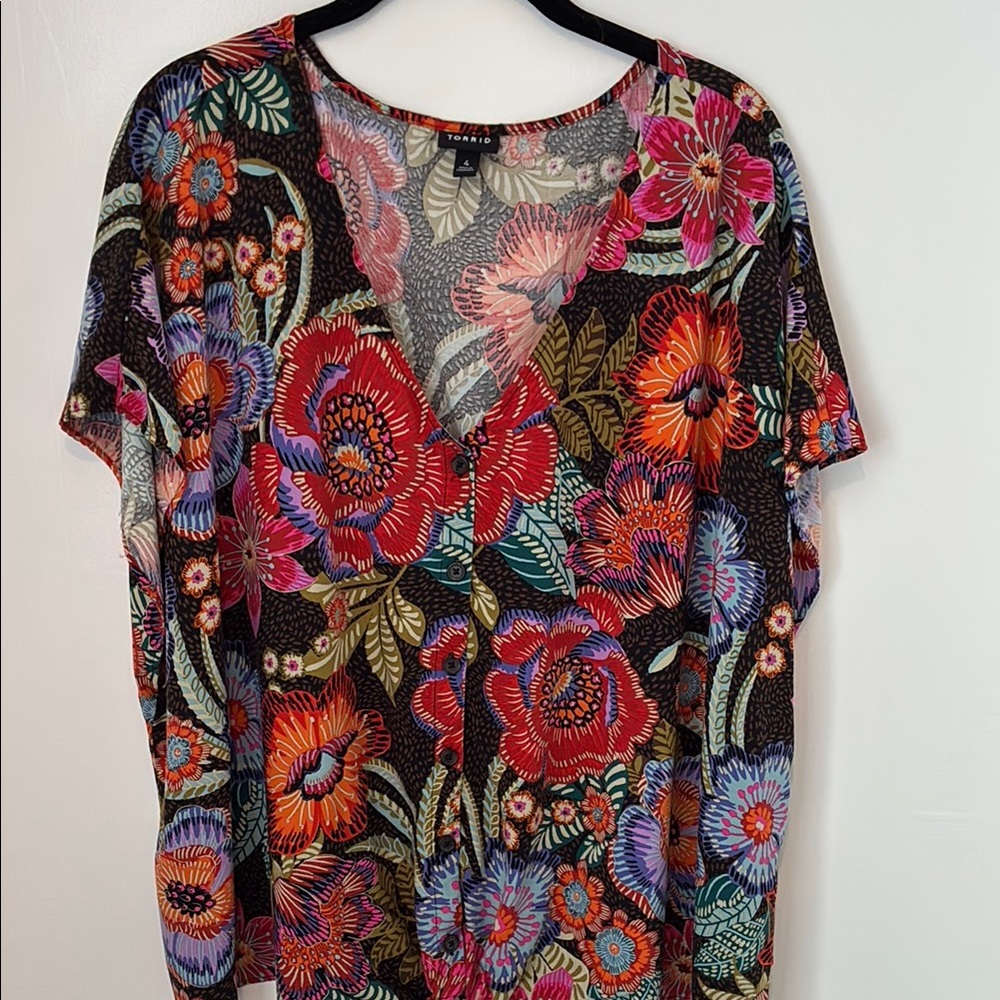 Torrid bright flowered print shirt. Size woman’s 4.
Preowned